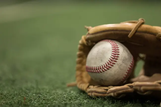 Baseball Handschuh mit Baseball darin.
