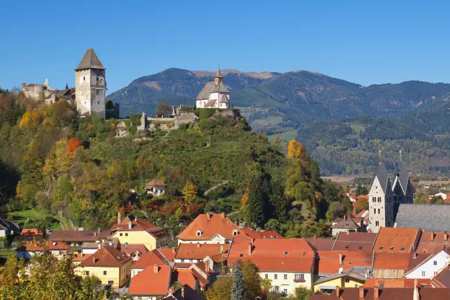 Friesach in Kärnten. Schönes Wetter mit blauen Himmel.
