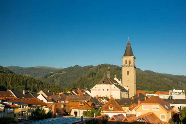 Luftaufnahme von Judenburg mit Kirche.