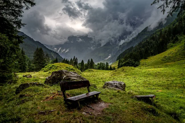 Holzbank mit schönem Landschaftshintergrund in Hintersee Mittersill, Österreich