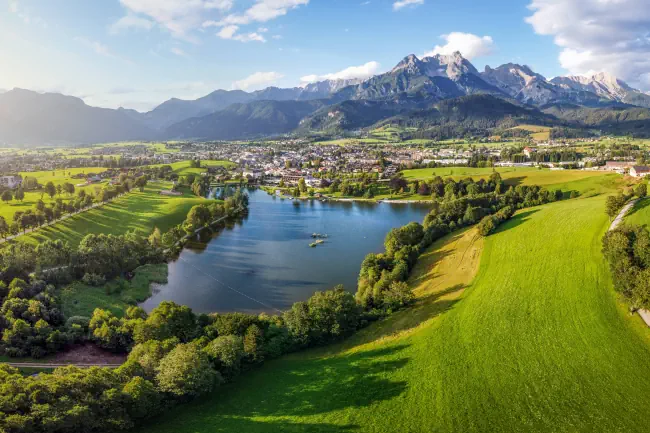 Luftbild auf Saalfelden mit Steinernes Meer im Sommer, Salzburg, Österreich
