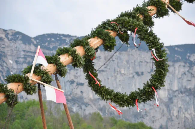 Ein Maypole ist ein verzierter Baum oder Stamm