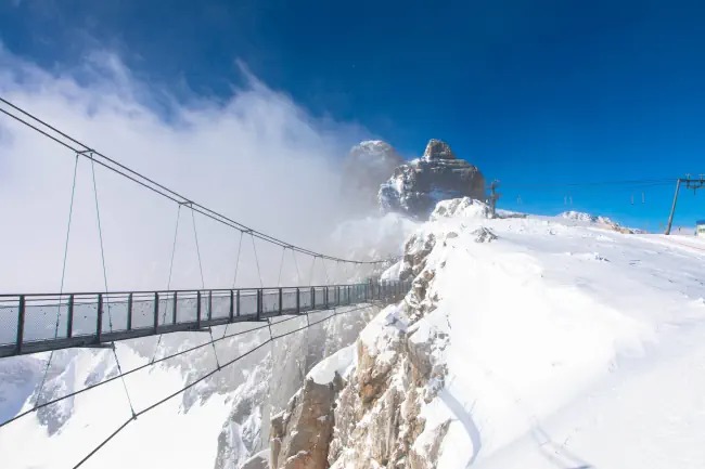 Österreichs höchste Hängebrücke in den österreichischen Alpen. Skywalk auf Dachstein. Schladming, Steiermark, Österreich Spektakuläre Winterlandschaft und atemberaubende Ausblicke.