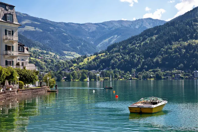 Der See bei Zell am See in Österreich wurde an einem schönen, ruhigen und sonnigen Juni-Tag abgebildet. Ein schönster Ferienort.