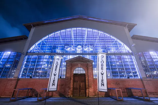 Blau beleuchteter Globe Wien in der Marx Halle bei Nacht