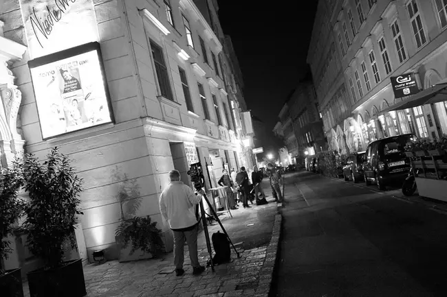 Schwarz-Weiß Bild von den Straßen vor dem Kabarett Niedermair