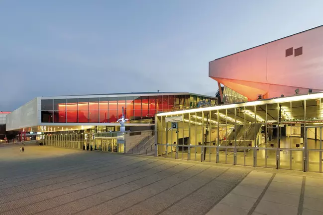 Schönes Bild von der Wiener Stadthalle im Sommerabend Licht